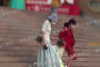 唐艺昕和家人带女儿看木偶剧 一家人同框画面好温馨