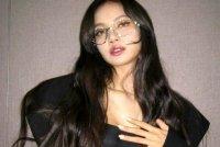 回应疯马秀争议?Lisa晒性感露腹美照 配文"你没被邀请"