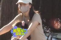 高圆圆骑自行车接孩子 4岁女儿扎马尾辫粉嫩可爱
