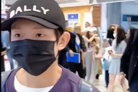 王源米兰机场偶遇赵露思 举手乖乖跟露思打招呼
