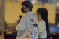 张杰谢娜牵手压马路秀恩爱 提前庆祝结婚十二周年