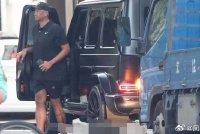 陈建州路边两次违规停车 后接双胞胎儿子返回豪宅