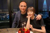 胡静庆祝结婚十五周年 与老公捧花合照幸福甜蜜