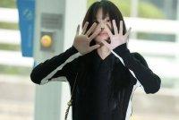 组图:BLACKPINK成员金珍妮出发时装周 全黑造型帅气酷飒