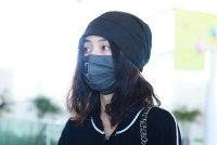 张子枫出发巴黎时装周 卷发冷帽造型又美又酷