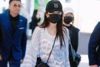 杨幂巴黎回国机场饭拍穿着清新 用谨言慎行做手机锁屏