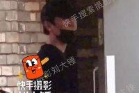 冯绍峰带儿子去迪士尼游玩 想想在爸爸怀里撒娇画面温馨