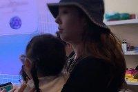 郭碧婷带女儿探班向佐 向佐抱着女儿直播画面温馨