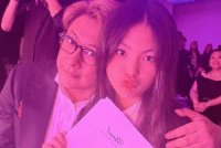 王诗龄与父母参加晚宴落落大方 打扮精致似小公主