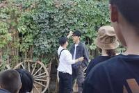 王俊凯新疆拍戏被偶遇 戴墨镜大踏步行走帅气十足