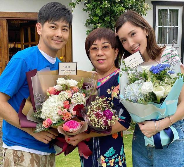 林志颖与妈妈林金花、妻子陈若仪合照