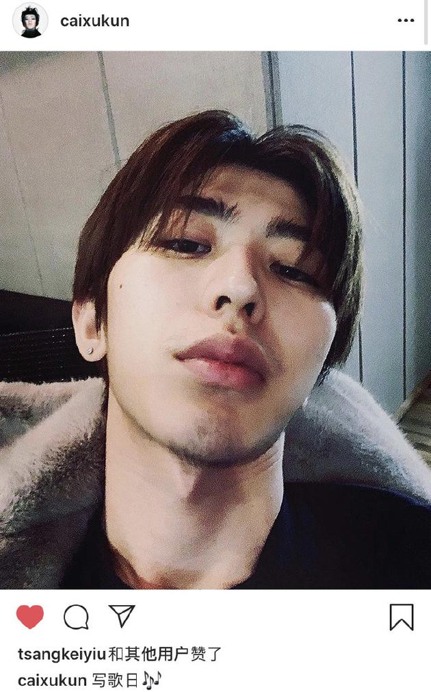 蔡徐坤晒自拍