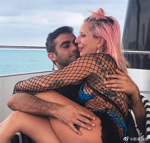 Lady Gaga晒甜蜜合照公开恋情 新男友是公司高管