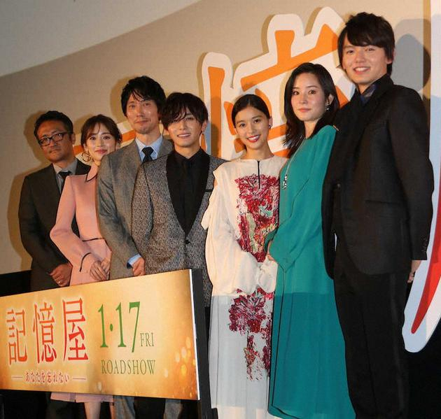 　　电影《记忆屋-不会忘记你-》完成披露试映会，左起平川雄一朗导演、泉里香、佐佐木藏之介、山田凉介、芳根京子、莲佛美沙子、滨田龙臣