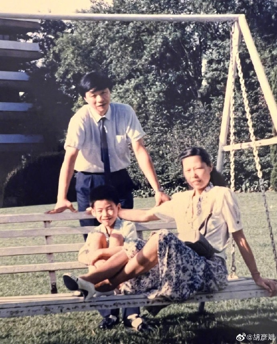 胡彦斌童年与父母旧照