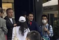 冯绍峰离婚后拍戏被偶遇 瘦出尖下巴双腿细如竹竿