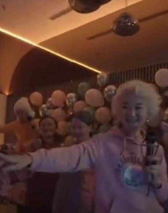 六旬老奶奶KTV合唱《我是女生》