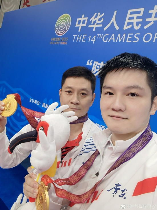 樊振东全运会男单冠军自拍