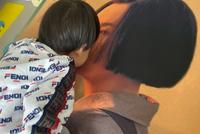章子怡晒儿子亲自己海报照 甜喊“深情的小可爱”