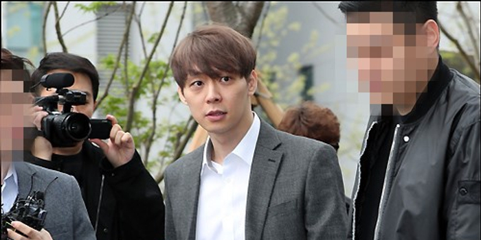 朴有天甩锅给前女友 称因为与黄荷娜复合才吸