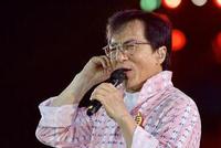 成龙批小鲜肉片场玩手机不研究戏:想把名字点出来