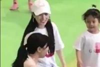 网友偶遇李小璐带甜馨玩蹦床 打扮低调笑容满面
