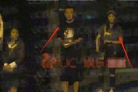 撇清与李易峰绯闻 李纯被曝与神秘中年男深夜聚会相伴离开