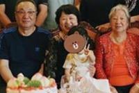 小海绵对镜头比耶超可爱 同框爷爷奶奶太姥姥