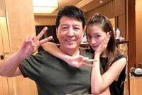 CUE鹿晗?关爸给22岁关晓彤写信:不要听甜言蜜语