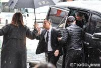 曝浙江卫视代表现身高以翔灵堂吊唁 全程仅逗留9分钟