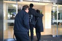 高以翔爸妈隔6天后现身灵堂 高妈妈步伐略显虚弱