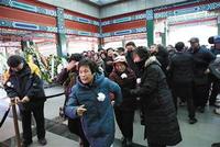 赵忠祥遗体告别式举行 现场群众追星混乱令人深思