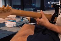 杨丞琳偷拍李荣浩在家练吉他 甜蜜吐槽“好吵”