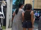网友日本偶遇那英带女儿逛街 母女挽手感情好