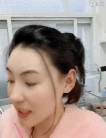 张柏芝产子后下厨做美食 穿睡衣脸庞圆润气色佳