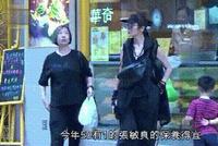 张敏与友人逛街一次买五包烟 年过半百烟瘾大得惊人
