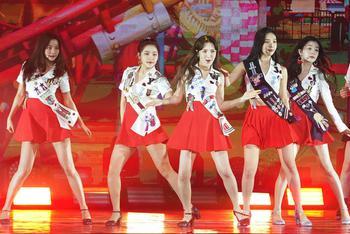 韩女团短裙秀美腿青春洋溢