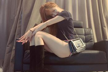 泫雅超短裤花式秀美腿
