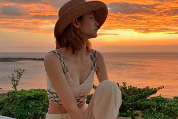 林峯女友海边秀身材