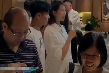 蔡少芬挺巨肚逛商场