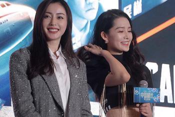 李沁露脐比美张天爱