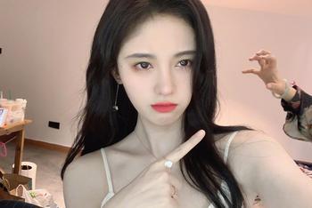 鞠婧祎紧身吊带秀雪肤