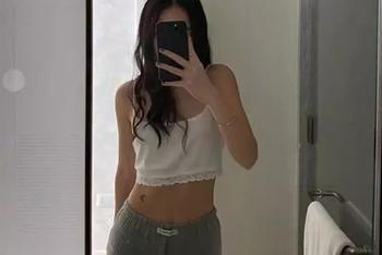 李咏女儿自拍秀蛮腰