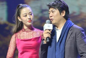 吉娜盯郎朗满眼爱意