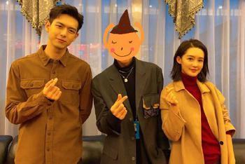 李现李沁春晚后台比心