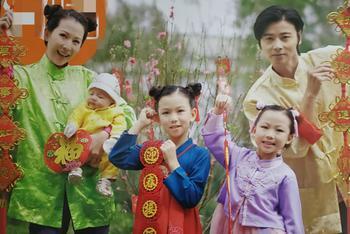 蔡少芬一家五口合体