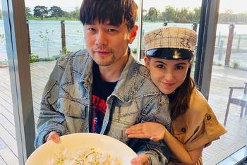 周杰伦陪昆凌回娘家