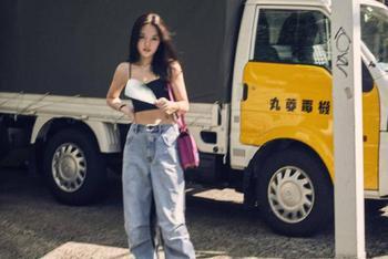 李咏17岁女儿近照成熟