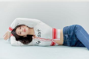 韩女星侧卧秀蛮腰翘臀