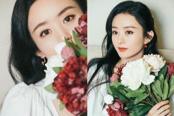 赵丽颖手捧花束半遮面